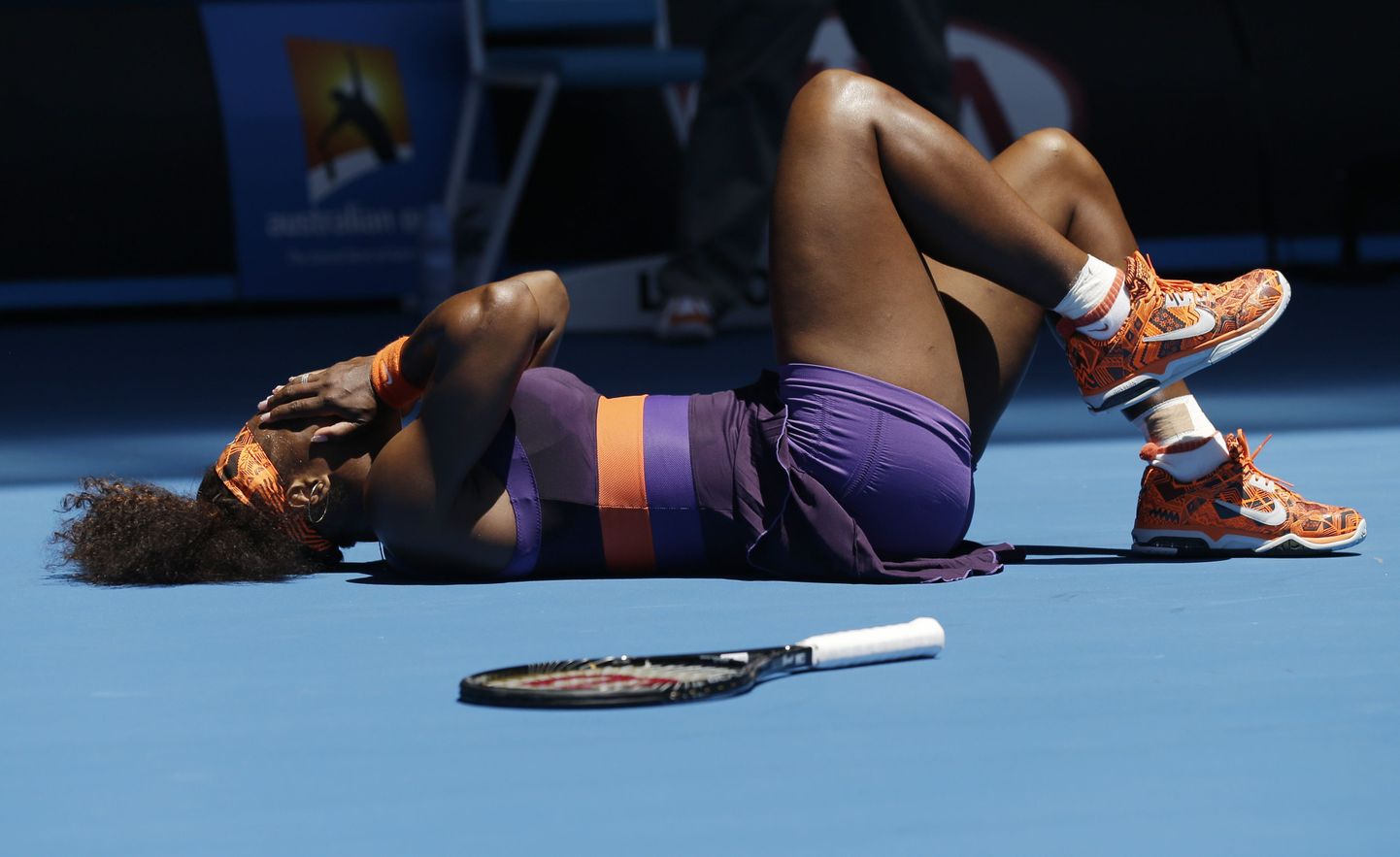 Serena Williams vigastas Austraalia lahtiste avaringis jalga.