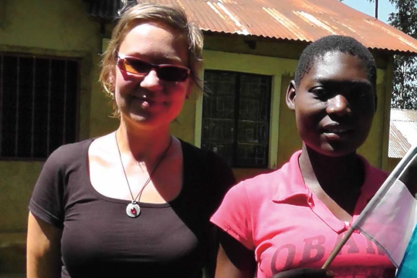 MTÜ Mondo toetusprogrammi juht Riina Kuusik-Rajasaar ja eestlaste toel keskkooli läinud Keenia tüdruk Mildred.