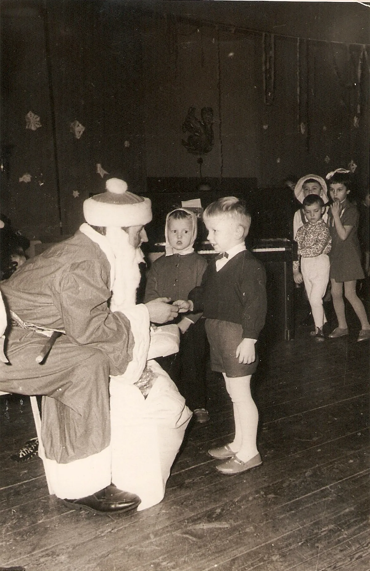 Lasteaia jõulupeol 1969 pakki saamas.
