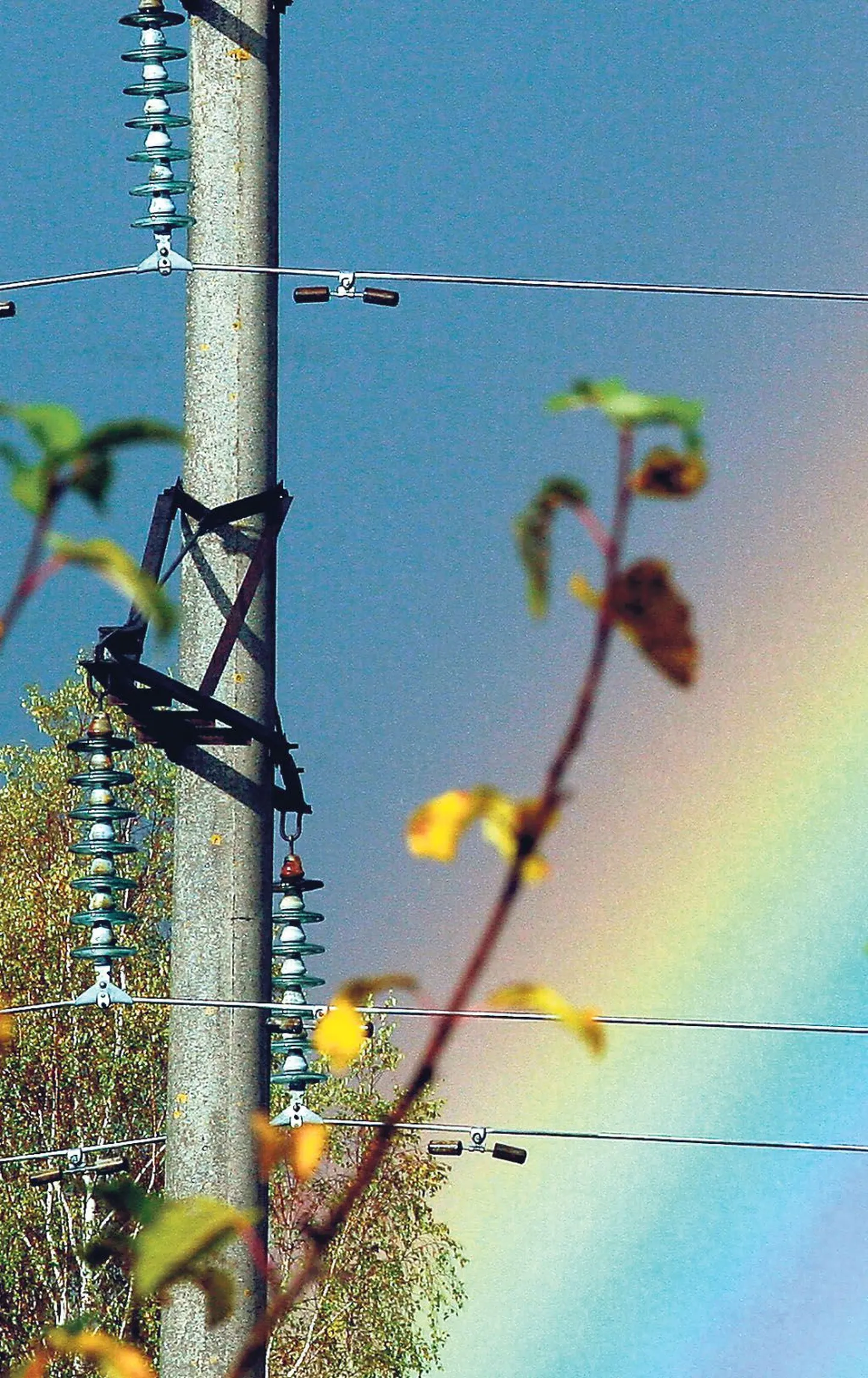 Elektriliin võib pakkuda maalilist pilti, kui selle taga kaardub vikerkaar.