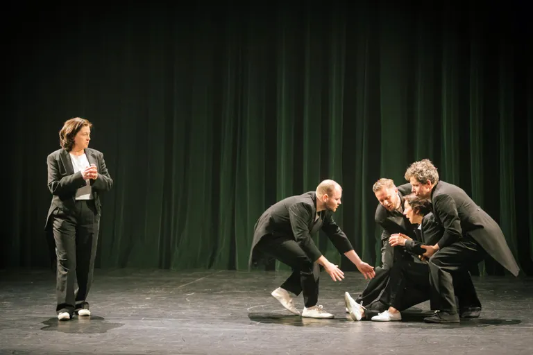Kes püüab Anu Lampi? Hetk Renate Keerdi lavastusest «Tõhususe sümfoonia», Anne Reemann vaatamas, kuidas Simo Andre Kadastu, Mikk Jürjens ja Mart Toome on aktsioonis.