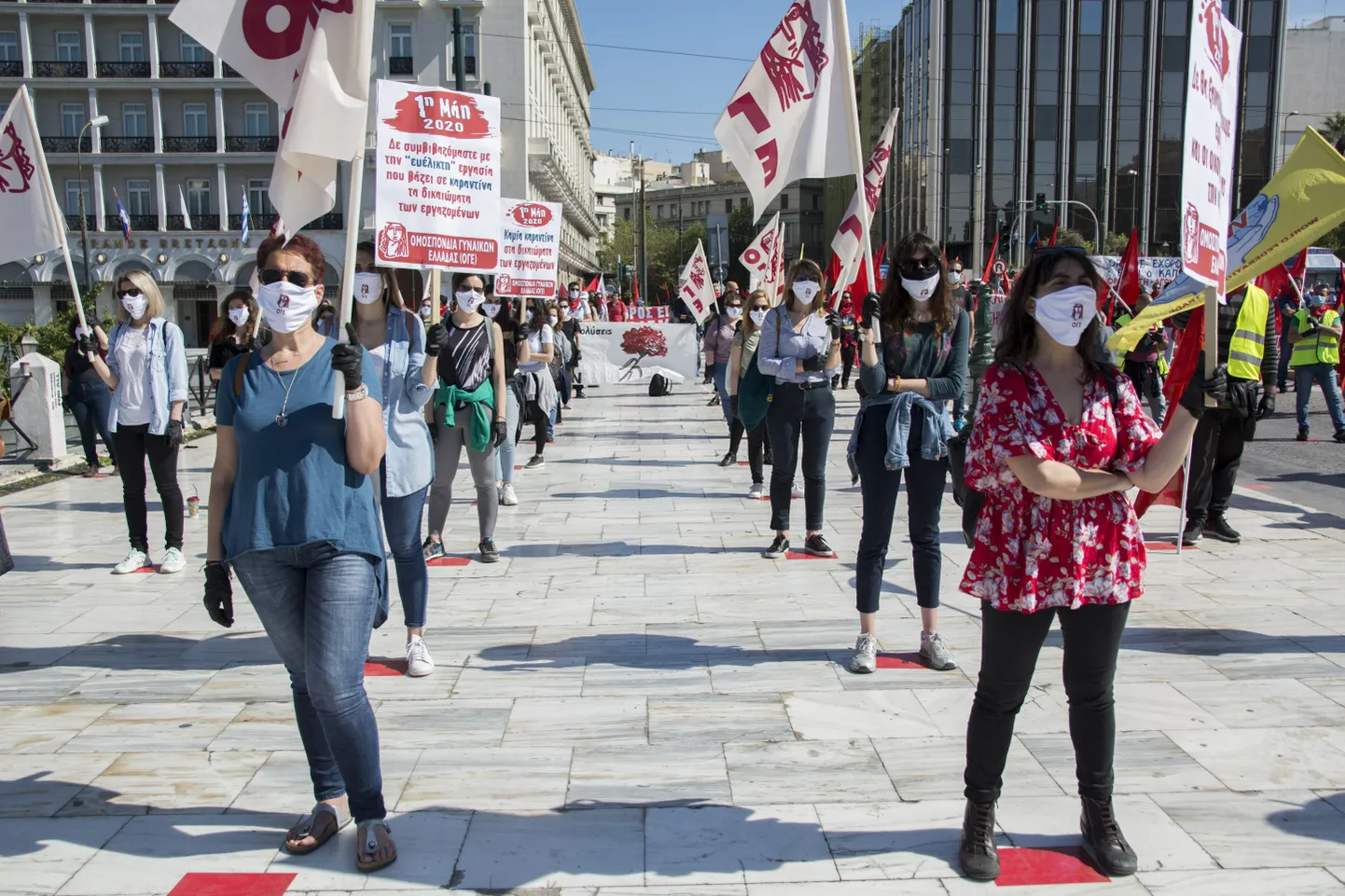 Kreeka ametiühingu PAME liikmed avaldasid töörahvapüha puhul parlamendi ees meelt sotsiaalse distantsi reegleid järgides.