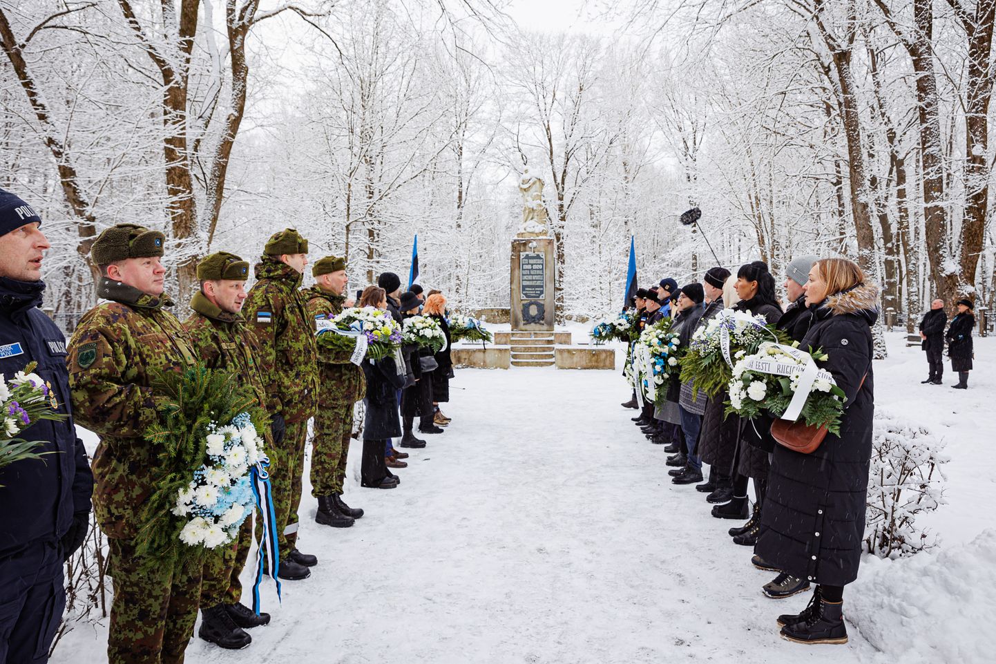 Tartu rahu aastapäeva tähistati Narvas Garnisoni kalmistul Vabadussõja mälestussamba juures.