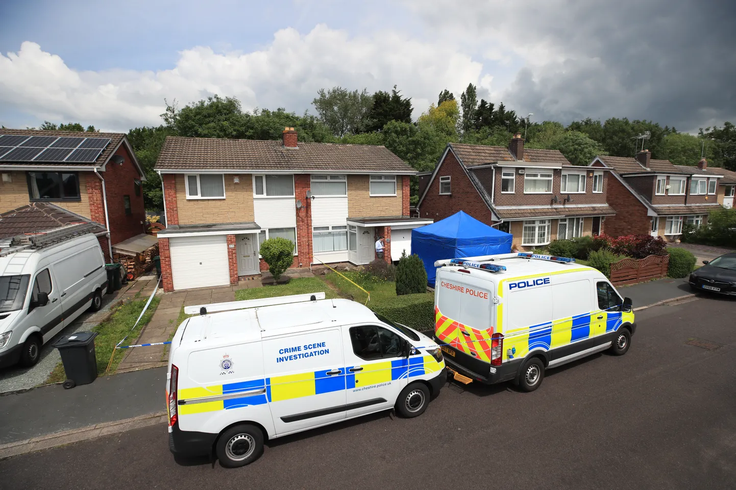 Politsei tegutsemas kaheksa väikelapse tapmises süüdistava Briti meditsiiniõe Lucy Letby kodu juures Chesteris.