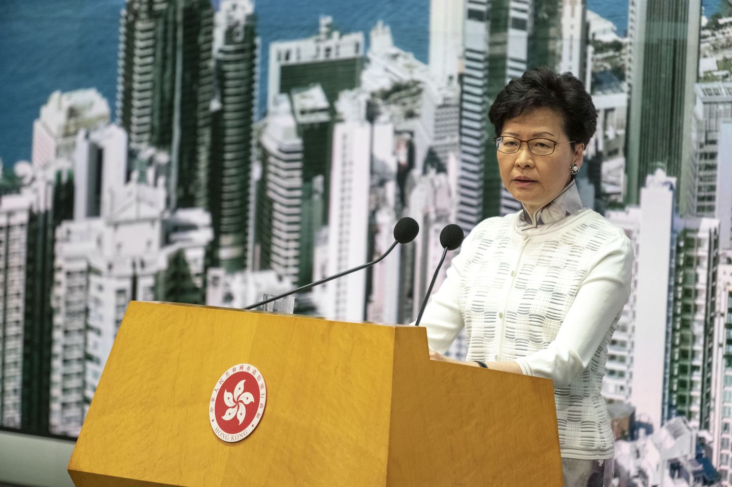 Laupäeval väljaandmisseaduse eelnõu arutelu peatamisest teatanud Hongkongi valitsusjuht Carrie Lam vabandas teisipäeval poliitilise kriisi ja rahutuste eest, mille valitsuse plaan hakata inimesi Mandri-Hiinale välja andma on põhjustanud.