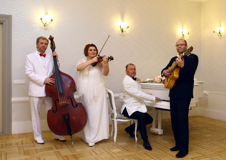 Natalie Vinnistkaja ja orkestri Fokstrot vähendatud koosseis.
