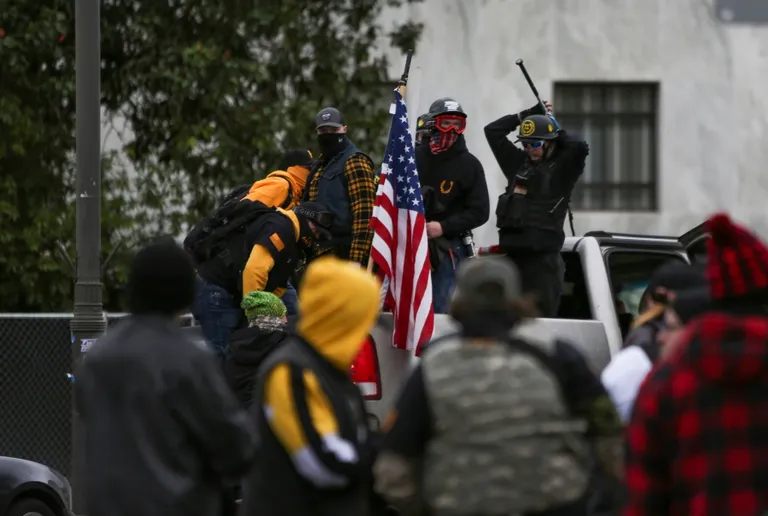 Paremäärmusliku rühmituse Proud Boys liikmed 1. jaanuaril 2021 Oregonis Salemis koroonapiirangute vastasel protestil.