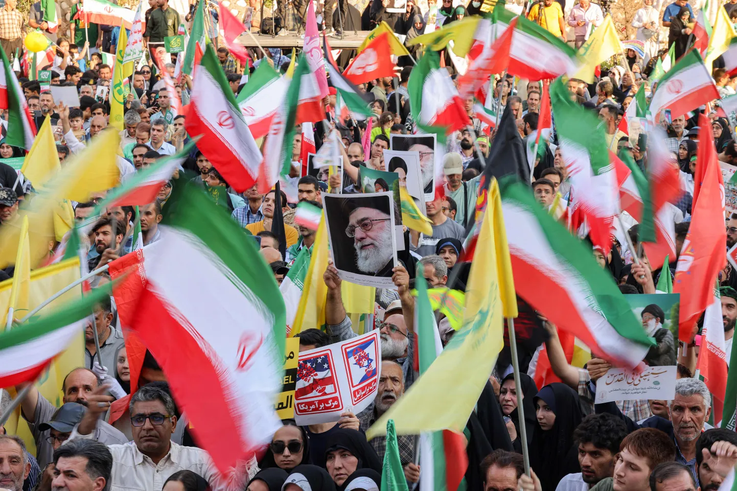 Meeleavaldajad nädalavahetusel Teheranis Iraani ning  Hesbollah' lippudega.