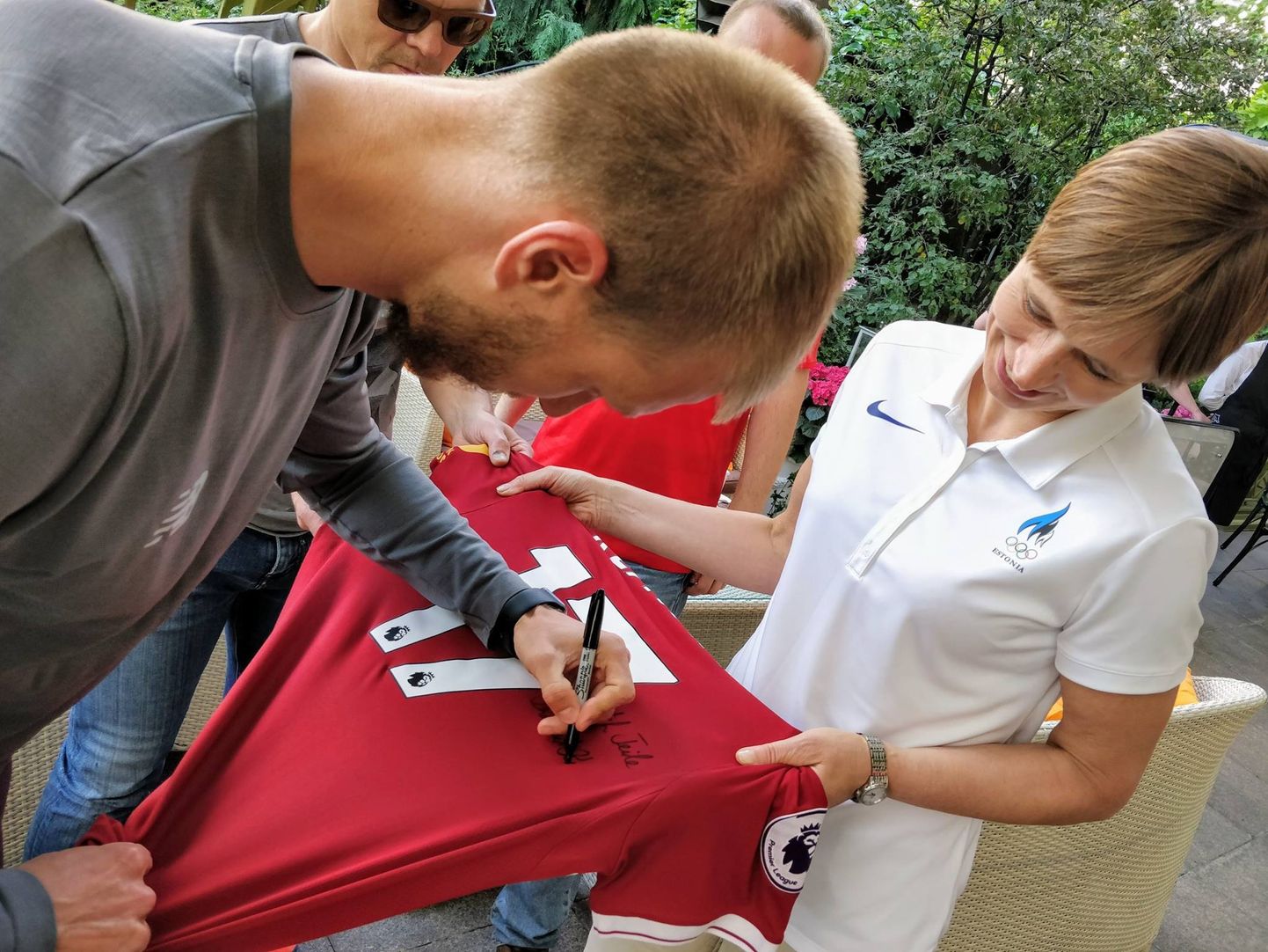 President Kaljulaid ei pidanud paljuks Ragnar Klavanilt ka autogrammi küsida