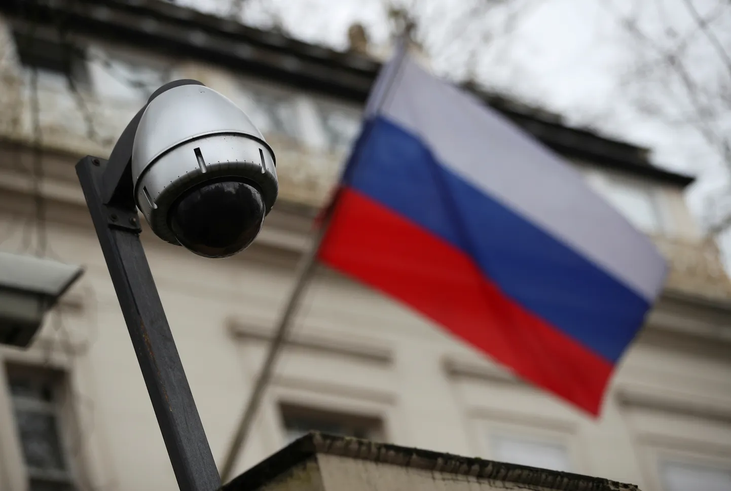 Valvekaamera, mille taustal on Vene lipp. Pilt on illustratiivne.