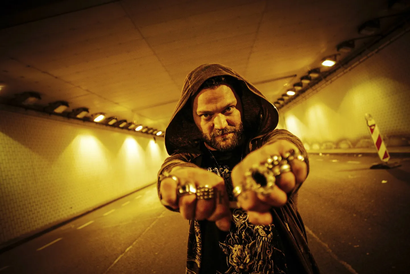 Aastaid uimasti- ja alkoholisõltuvusega maadelnud Bam Margera jäi joobes sõitmisega vahele, rikkus katseaja tingimusi ning tunnistas kohtunikule oma süüd.