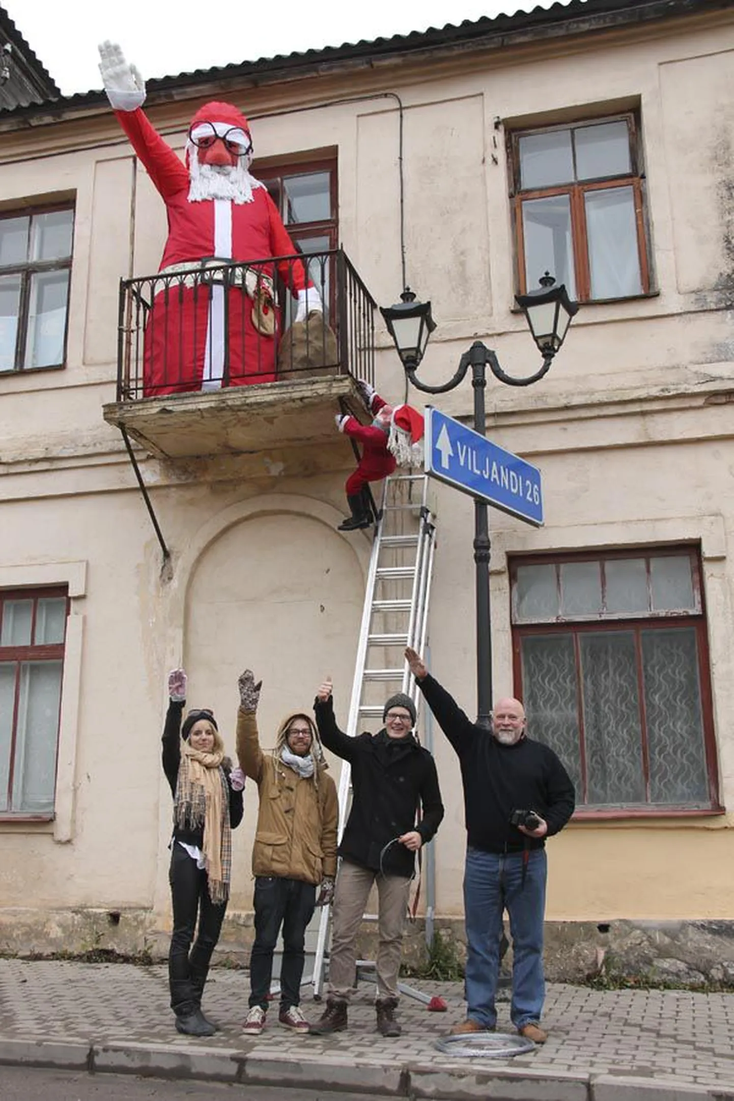 Jõuluvana sätiti samale rõdule, kust näitleja Marko Matvere «Vanade ja kobedate» filmi tarvis televiisori alla viskas. Pildil suure vaeva nägijad Kati Seeme, Silver Rannak, Jakob Meier ning Mati Karmin.