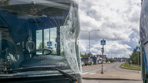 Фото и видео: в Ласнамяэ произошло ДТП с участием двух автобусов, образовалась пробка