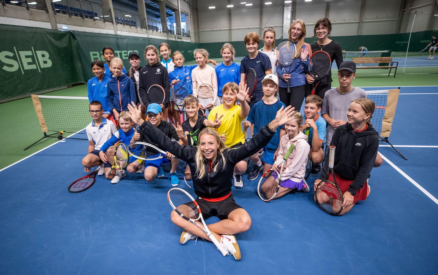 Анетт Контавейт накануне турнира Tallinn Open с детьми, которые будут помогать на соревнованиях.