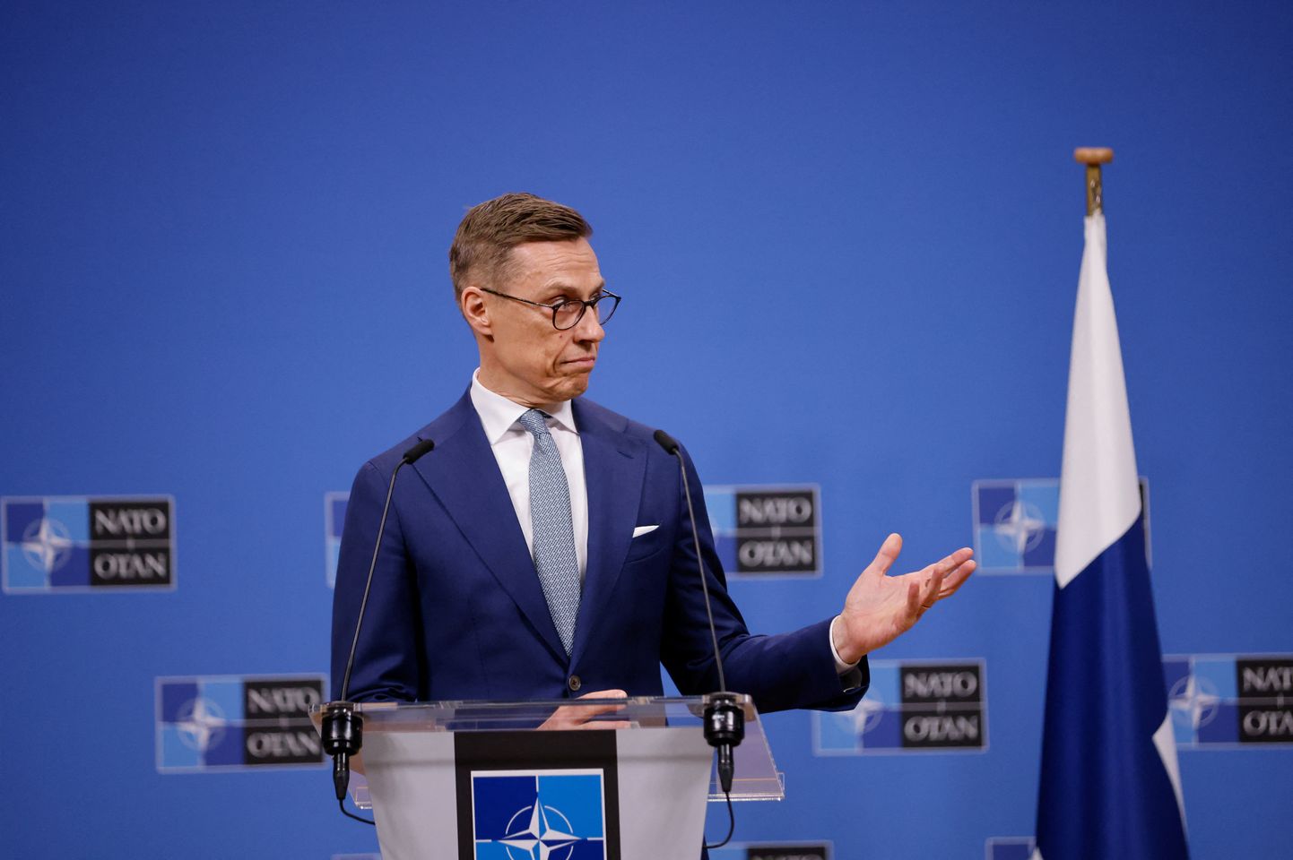 Soome president Alexander Stubb 10. aprillil 2024 Brüsselis pressikonverentsil koos NATO peasekretäri Jens Stoltenbergiga (ei ole fotol näha)