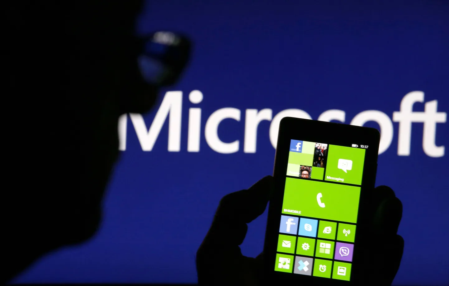 Nokia nutitelefon Lumia 820 Microsofti logo taustal.