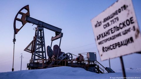 СМИ: ЕС хочет остановить рост потолка цен на нефть из РФ
