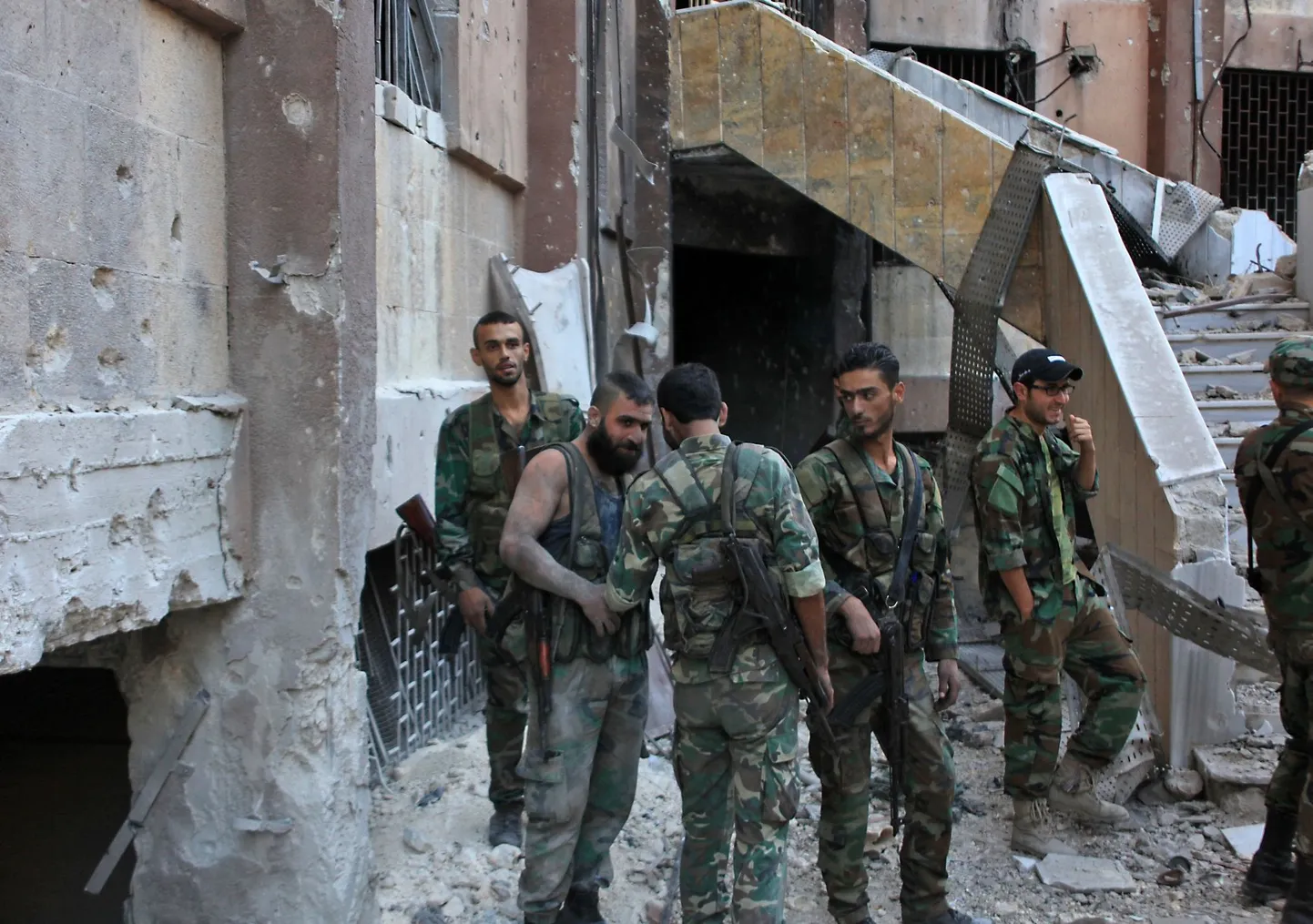 Süüria valitsussõdurid Aleppos. 




This was the first time the regime had entered the district since 2013 and there had been fierce clashes, he added.

 / AFP PHOTO / GEORGE OURFALIAN