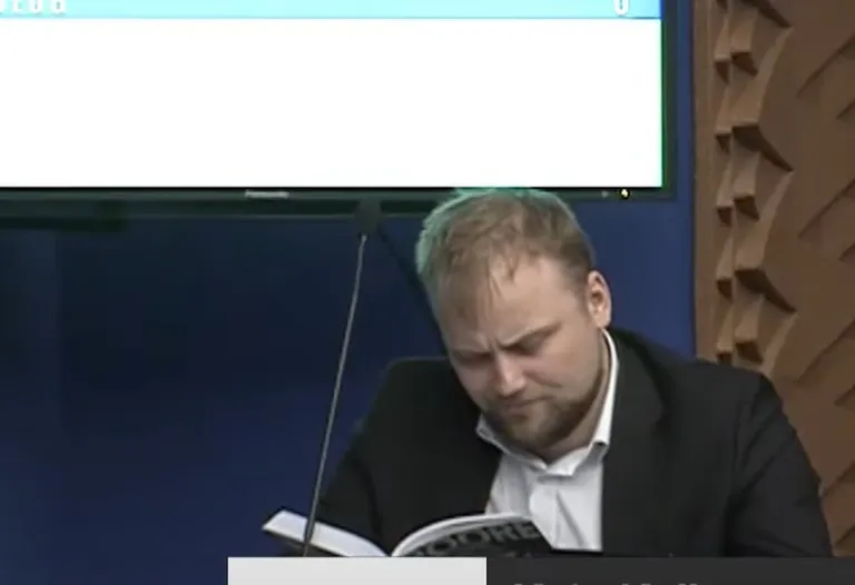Kristjan Järvan luges riigikogu infotunnis raamatut.