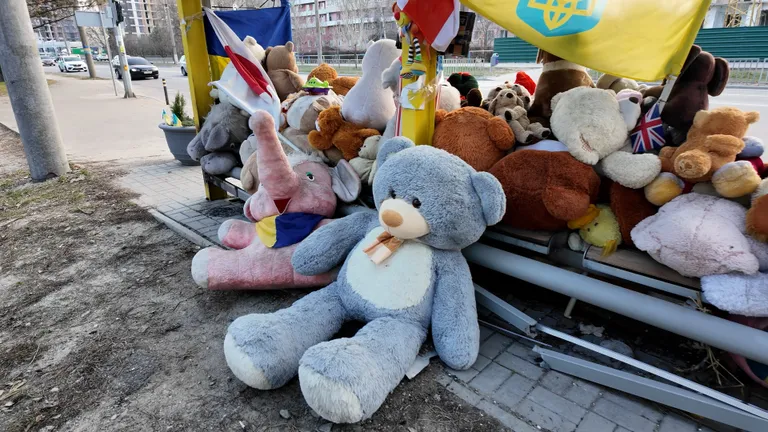 Pehmed mänguloomad on seatud Dnipro kesklinna tänavale nende selle linna laste mälestuseks, kelle Venemaa kodanikest sõjamõrtsukad on tapnud.