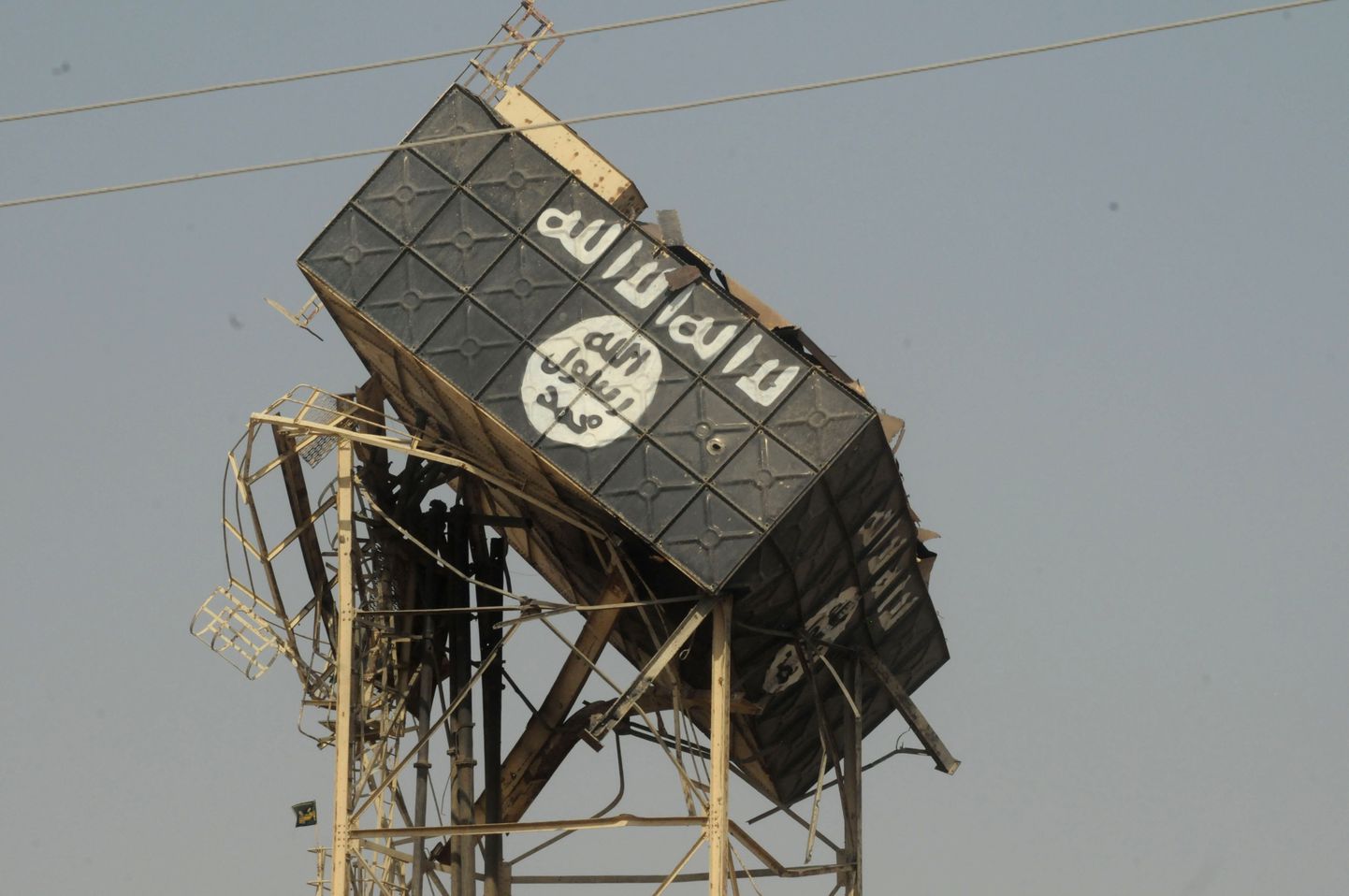 Džihādistu grupējuma "Islāma valsts" logotips uz sagrauta ūdenstorņa Irākas pilsētā Mosulā