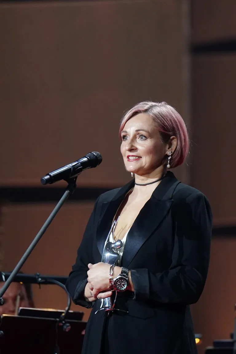 Altiste Ilze Kļava ar saņemto "Lielās mūzikas balvu 2023" kategorijā "Par izcilu interpretāciju" svinīgajā balvu pasniegšanas ceremonijā Latvijas Nacionālajā operā un baletā šīgada 12. martā. 