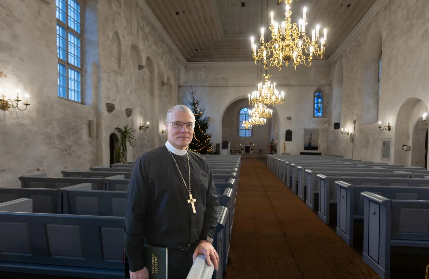 Jaani kiriku õpetaja Marko Tiitus on jõulujumalateenistuseks valmis. Ta tunneb rõõmu taastatud kroonlühtrite üle, mis peaksid jõuluõhtu teleülekandele rohkem sära andma.