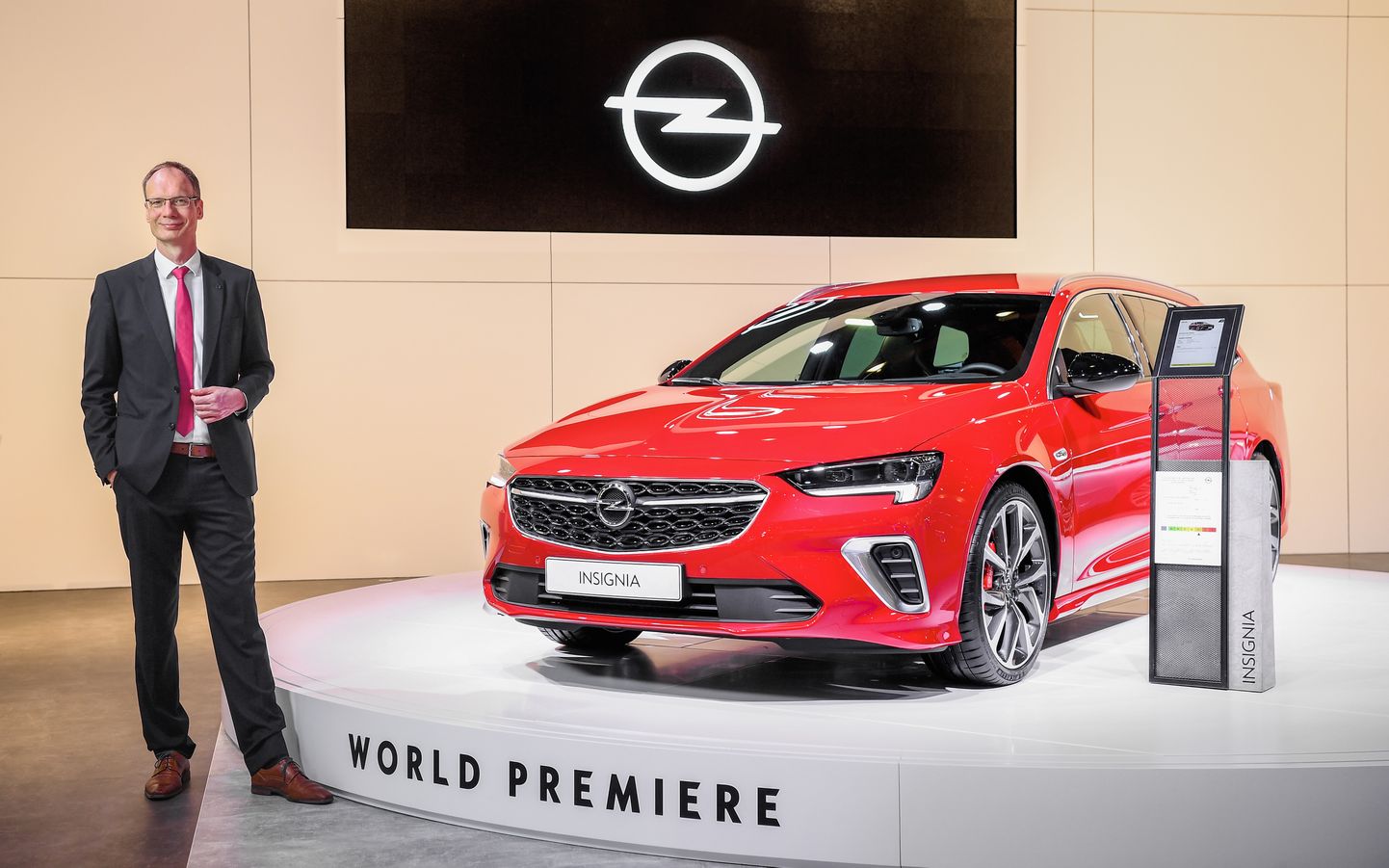 Opel valdes priekšsēdētājs Mihaels Lohšellers Briseles autoizstādē prezentē jauno Opel Insignia