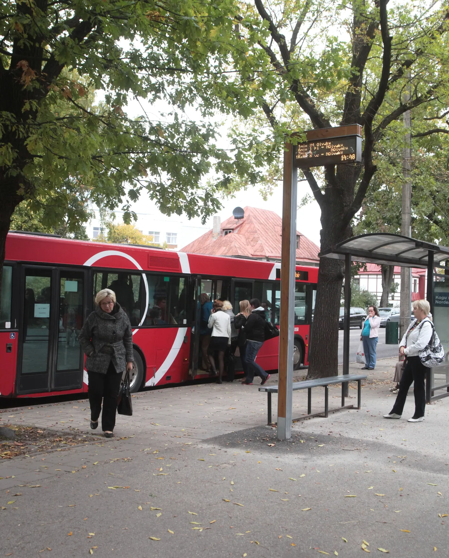 Elektroonilised bussiinfo tablood on andnud inimestele vale informatsiooni nii septembris (pildil) kui ka nüüd oktoobris.