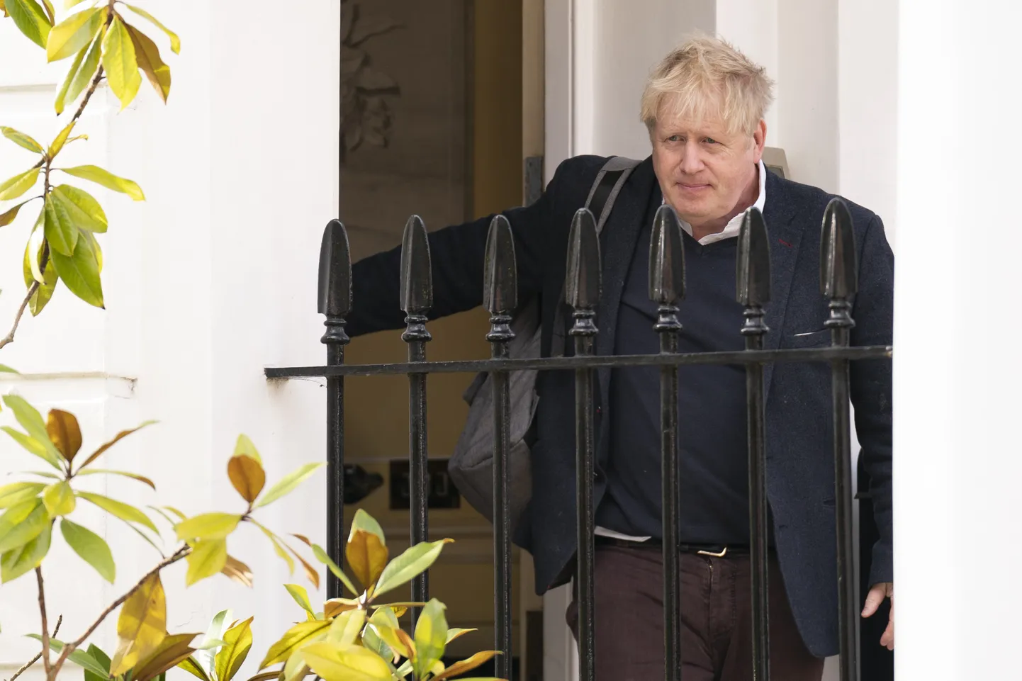 Boris Johnson lahkumas oma Londonis asuvast kodust.
