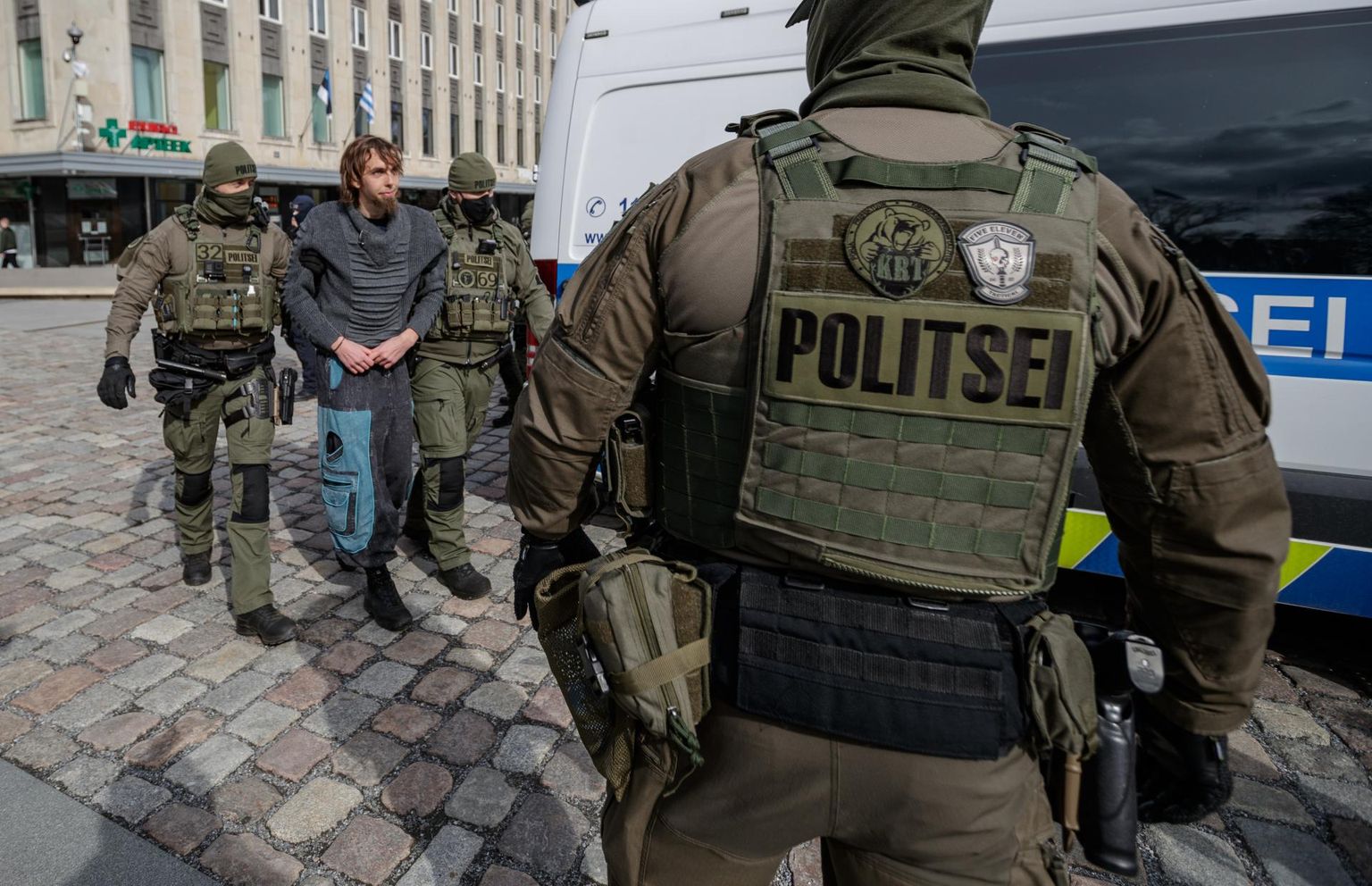 Politsei viib eelmisel pühapäeval Tallinnas Vabaduse väljakult ära pilli mänginud mehe, kes ei allunud politsei korraldustele rahulikult ära minna ning palus seejärel ise korduvalt, et politsei ta minema toimetaks.