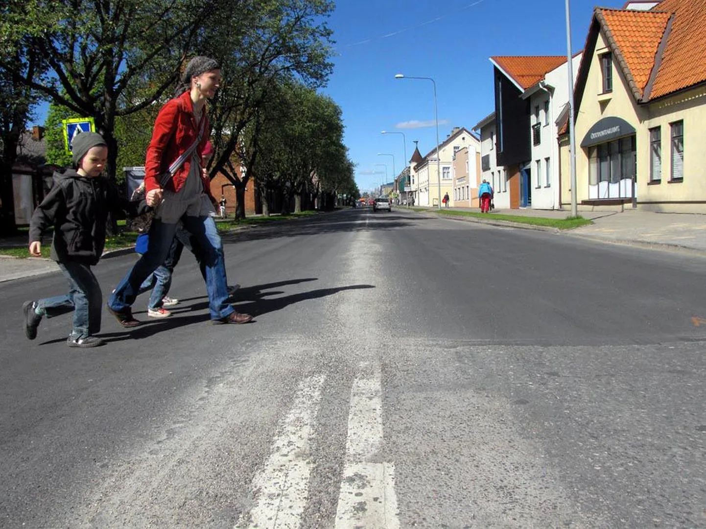 Tallinna tänaval on ühes sõidureas uus asfalt ning teises uus asfalt vaheldumisi vanaga. See viimane saab varsti katteks killustikukihi.