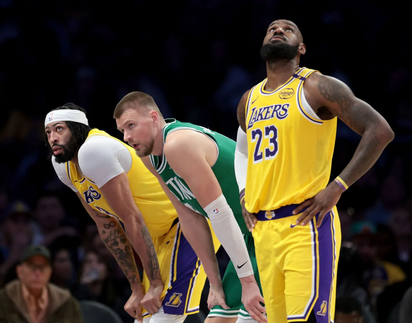 NBA spēlētāji Entonijs Deiviss, Kristaps Porziņģis un Lebrons Džeimss