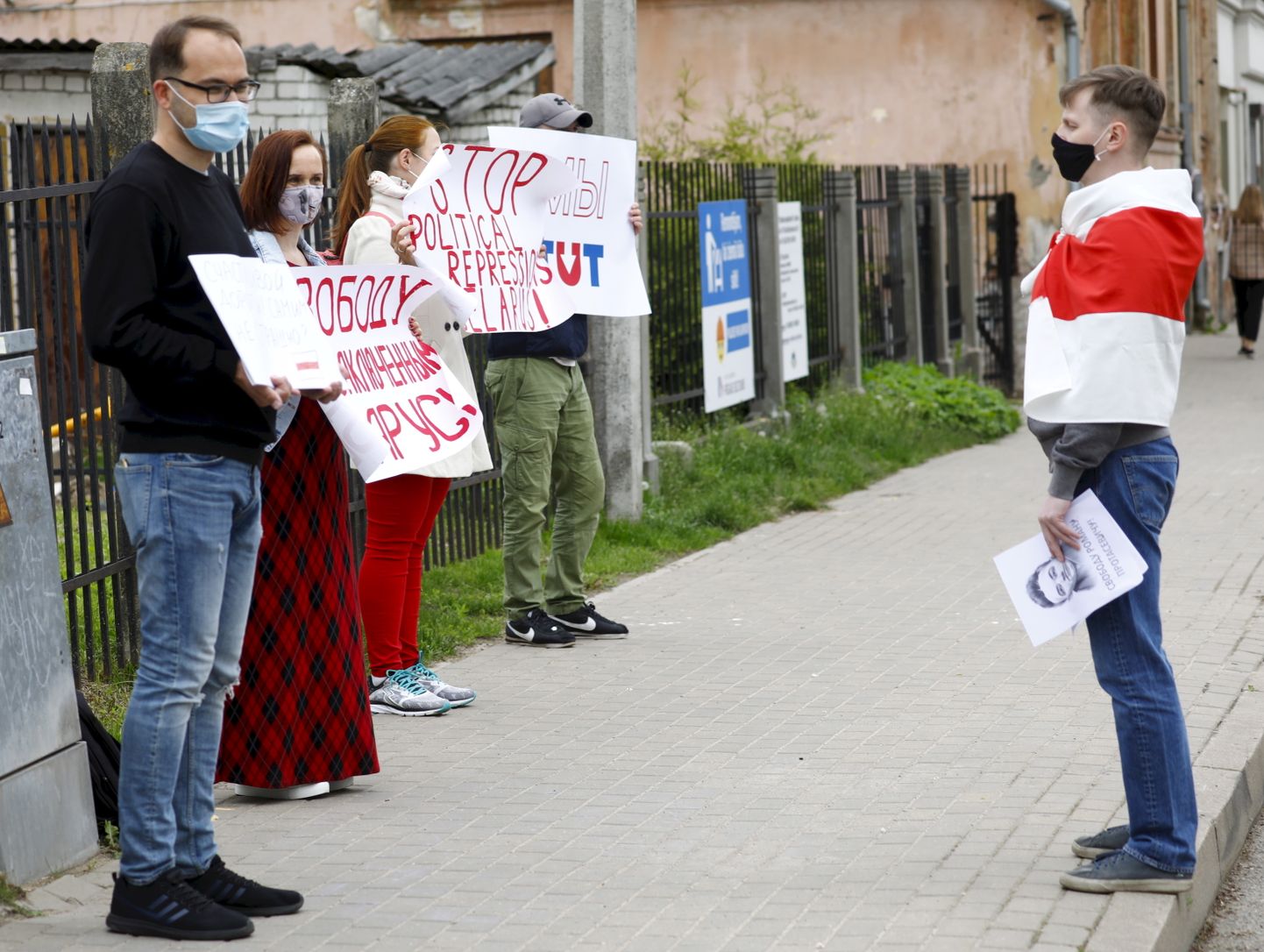 Turot rokās plakātus ar uzrakstiem – "Laimīgu ceļu! Vai pašiem nav bail?", "Pārstājiet politiskās represijas pret baltkrievu tautu"-, otrdienas, 25. maija, rītā pie vēstniecības Rīgā bija sanācis pavisam neliels pulciņš Latvijā dzīvojošo baltkrievu.