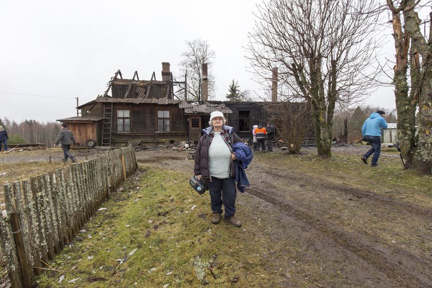 Ligi kaks aastakümmet Vardja külas nelja korteriga puumajas elanud Ester Sild kolis eile lähedal elavate naabrite juurde, kes ta koos raadio ja muu majakraamiga vastu võtsid.