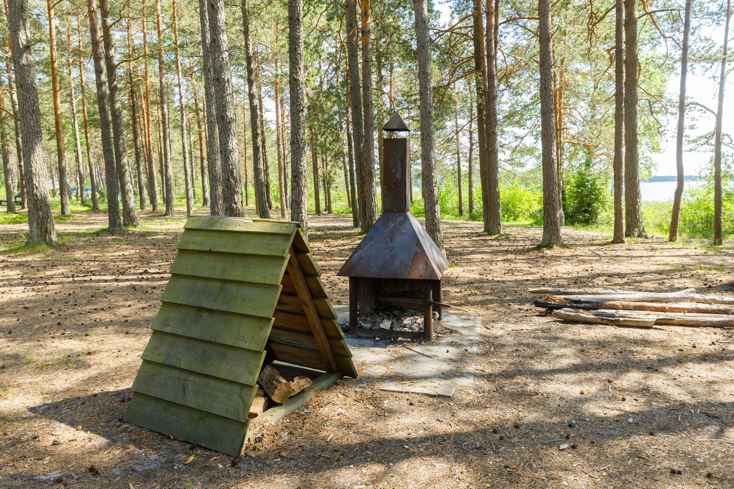 В местах отдыха RMK установлены крытые кострища, чтобы снизить риск лесных пожаров.