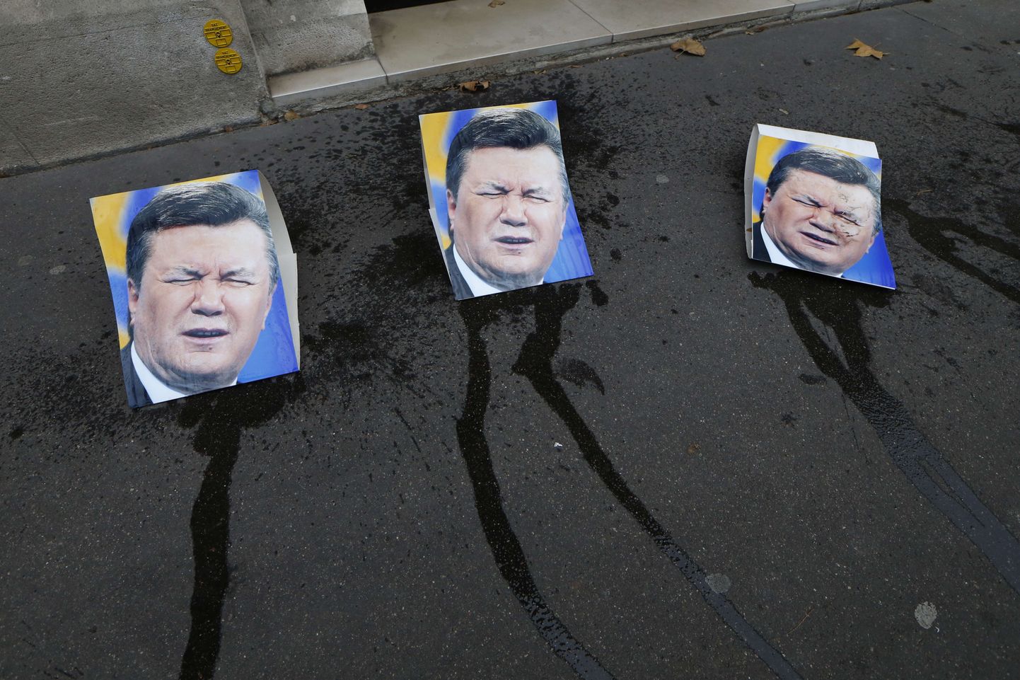 Ukraina Pariisi saatkonna ees lebasid täna maas president Viktor Janukovõtši pildid, mille peale Femeni aktivistid teesklesid urineerimist.