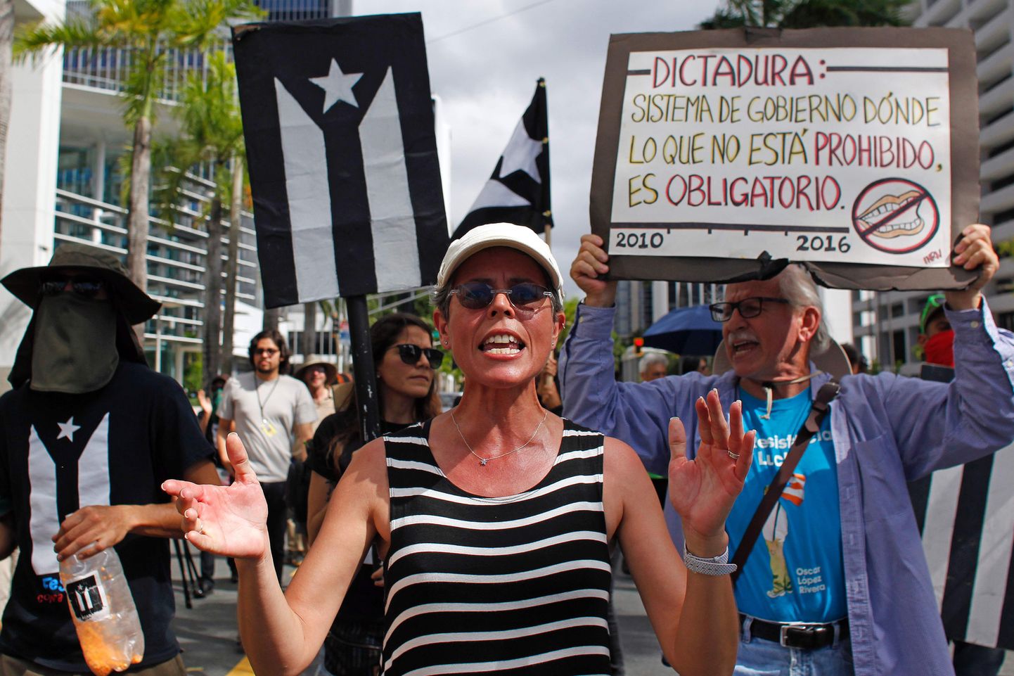 Inimesed protestimas Puerto Rico poliitilise staatuse referendumi vastu.