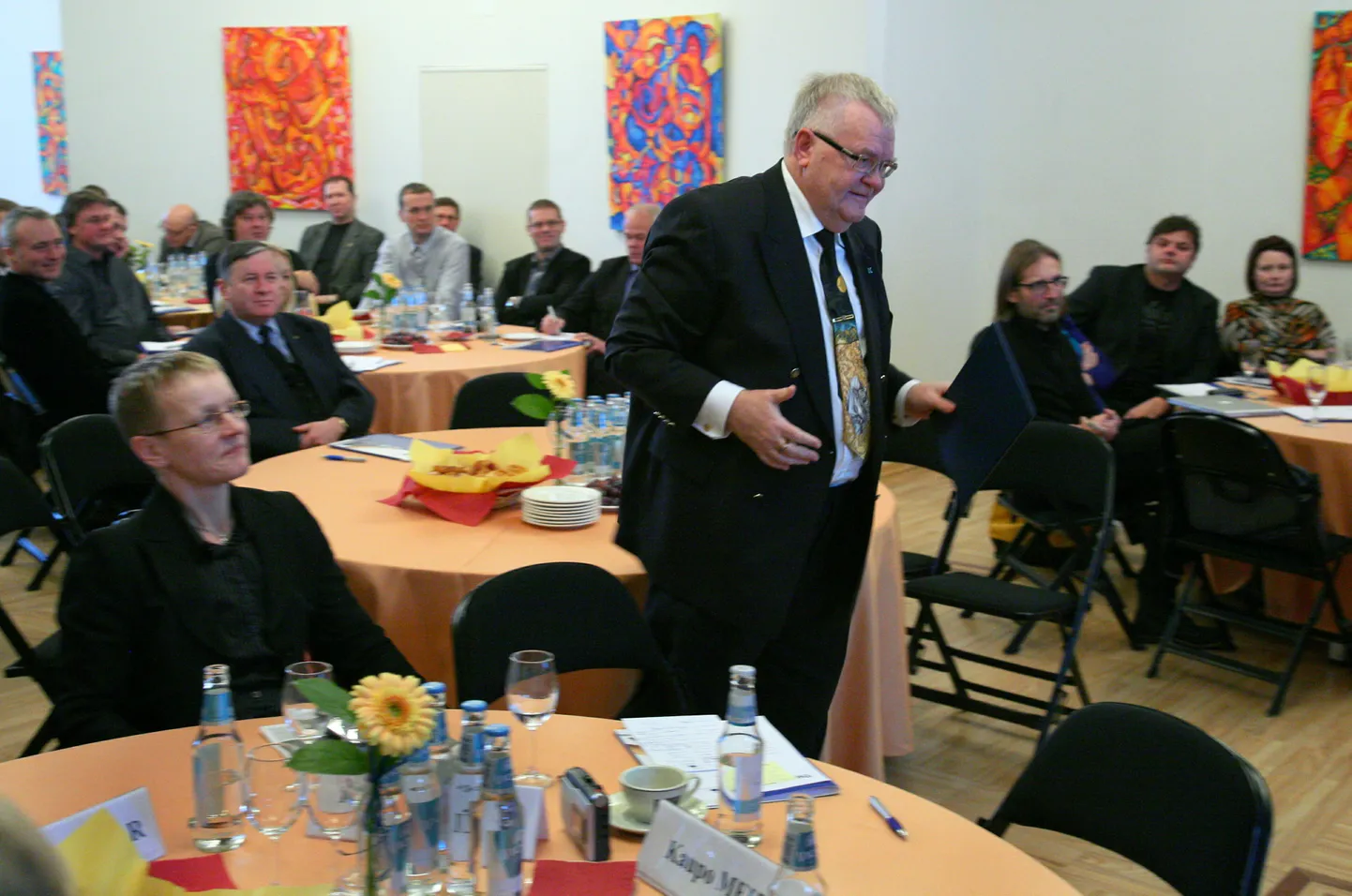 Edgar Savisaar Pärnumaa arvamusliidrite lõunal.