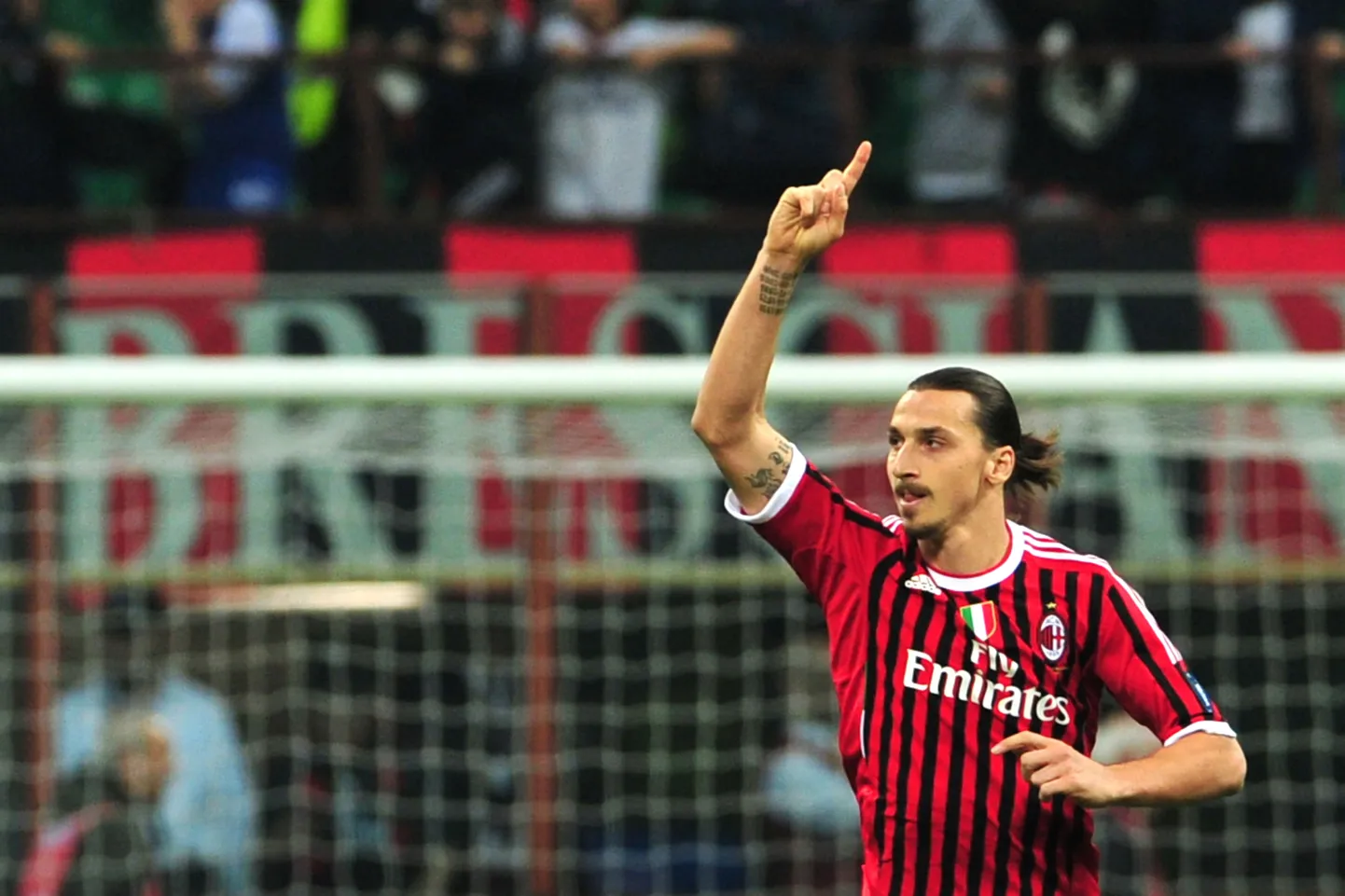 Zlatan Ibrahimovic AC Milani särgis.