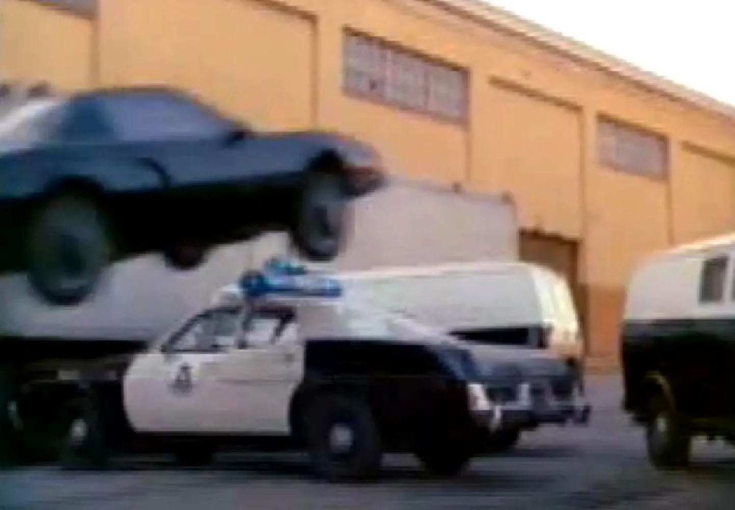 Teleseriaalist «Knight Rider» tuntud imeauto K.I.T.T. lendamas üle politseiautode.