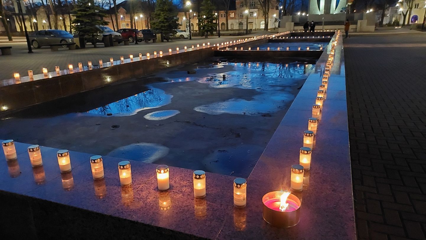 В понедельник вечером на площади перед Кохтла-Ярвеской городской управой было зажжено несколько сотен свечей в память о жертвах депортации.