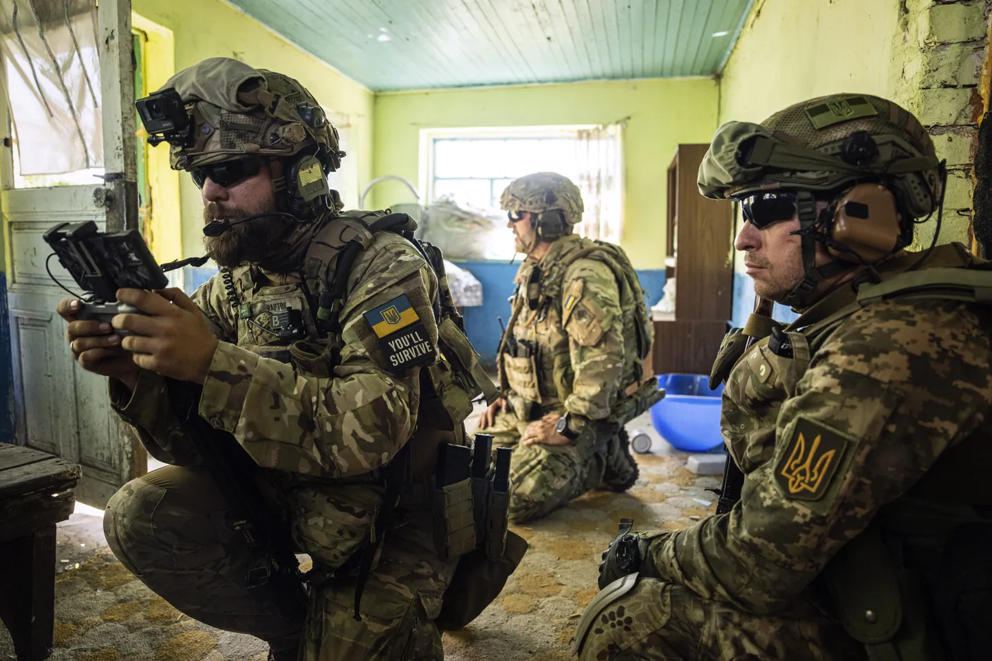 Ukraina sõjaväelane luurerühmast «Fireflies» opereerib drooni oma positsioonil rindejoonel Mõkolajivi oblastis.
