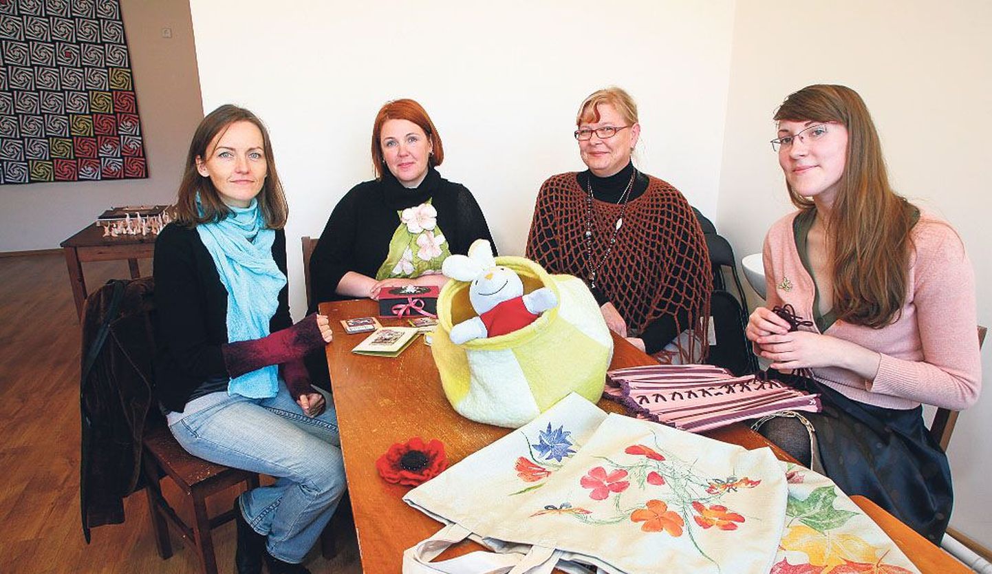 Liina Kuura (vasakult), Leelo Paks, Taivi Künnap ja Laura Toomast said kokku Künnapi käsitöösalongis. Kuigi naised valmistavad erinevaid tooteid, hindavad nad naturaalseid materjale: vill, paber, siid, linane riie.