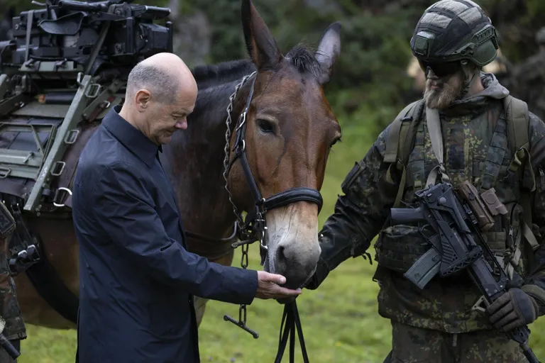 Liidukantsler Olaf Scholz (vasakul) söödab sõjamuula visiidi käigus Saksa mägibrigaadi juurde.