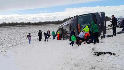 Igaunijā vētras dēļ satiksmes negadījumā iekļuvis autobuss