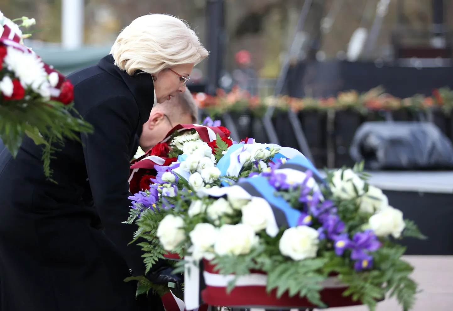 Saeimas priekšsēdētāja Ināra Mūrniece piedalās svinīgajā ziedu nolikšanas ceremonijā pie Brīvības pieminekļa par godu Latvijas proklamēšanas 100.gadadienai.