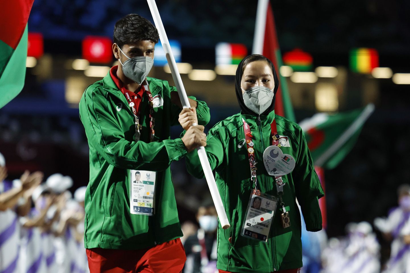 Zakia Khudadadi (paremal) kandmas Tokyo paraolümpia lõputseremoonial Afganistani lippu.