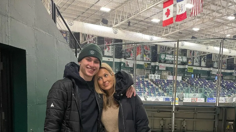 VIDEO ⟩ Jana Duļevska dzimšanas dienā sirsnīgi sveic dēlu, hokejistu Martinu Laviņu