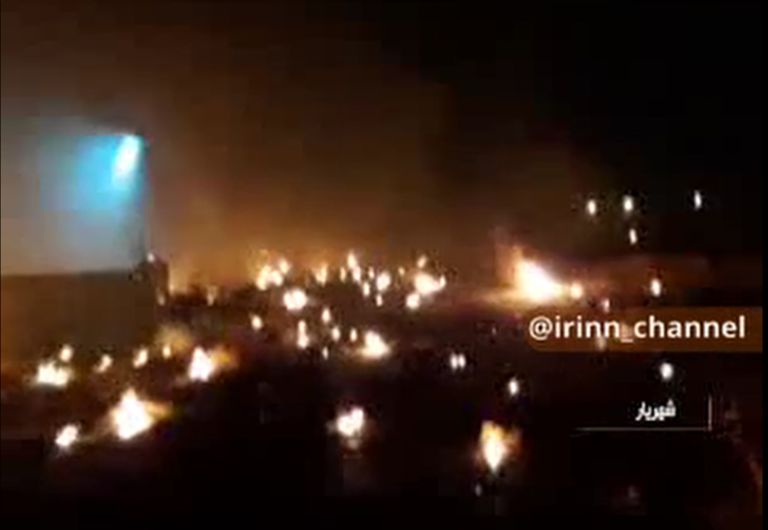 Kaader videost, millel on näha Ukraina lennuki Boeing 737-800 põlevaid jäänuseid Teherani lennujaama juures